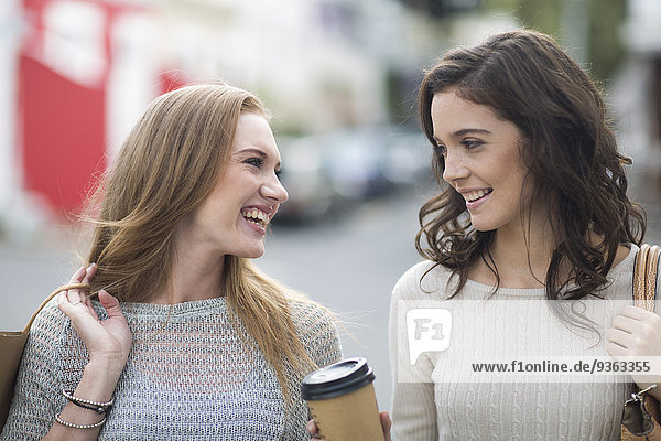 Portrait von zwei Freundinnen beim Einkaufsbummel