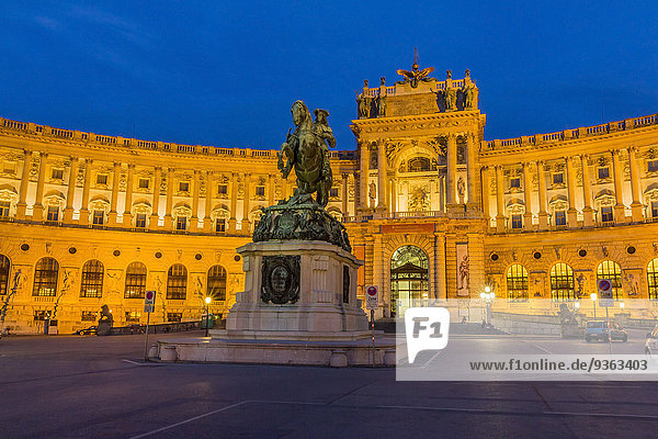 Österreich  Wien  Blick auf die beleuchtete Hofburg bei Dämmerung