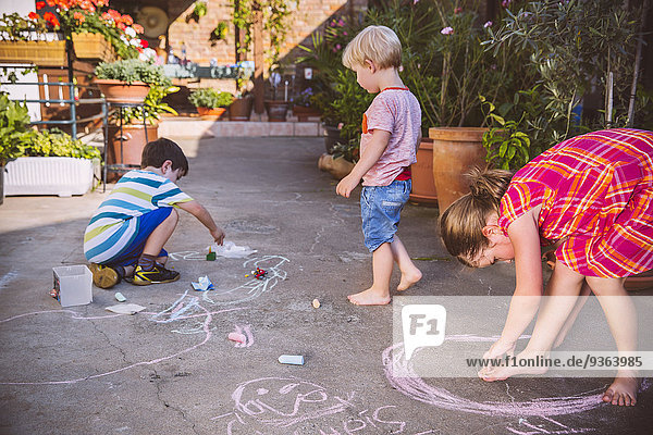 Deutschland  Nordrhein-Westfalen  Bornheim  Kinder spielen und zeichnen im Innenhof