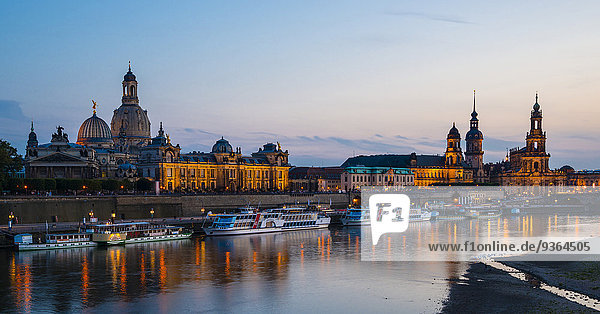Deutschland  Sachsen  Dresden  Blick auf Akademie der Bildenden Künste  Brühlsche Terrasse  Sekundogenitur  Hausmann-Turm  Ständehaus und Dresdner Dom mit Elbufer am Abend