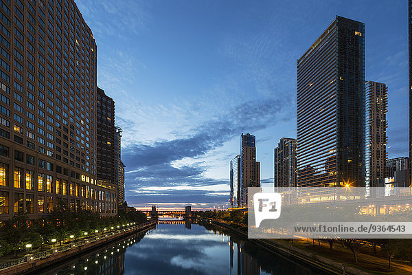 USA  Illinois  Chicago  Hochhäuser am Chicago River am Abend