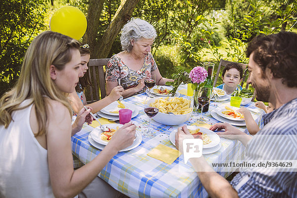 Familie von drei Generationen bei einem Gartenfest