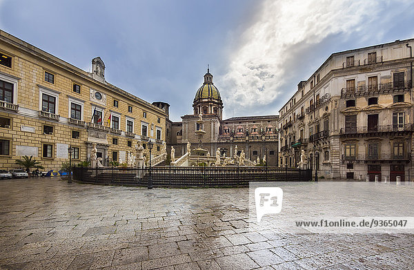 Italien  Sizilien  Provinz Palermo  Palermo  Piazza Pretoria  Brunnen Fontana della Vergogna und Kirche San Giuseppe dei Teatini im Hintergrund
