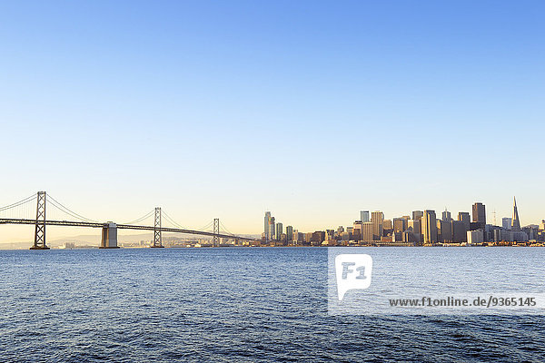 USA  Kalifornien  San Francisco  Oakland Bay Bridge und Skyline des Financial District im Morgenlicht
