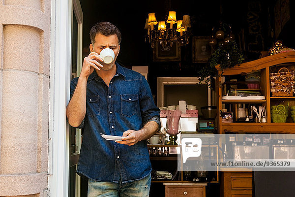 Porträt eines Mannes beim Kaffeetrinken im Café