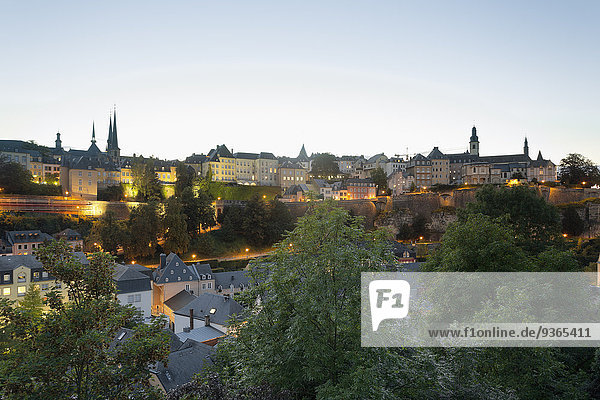 Luxemburg  Luxemburg-Stadt  Blick auf den Stadtteil Grund in Luxemburg-Stadt  die Notre-Dame-Kathedrale und die Michaelskirche im Hintergrund  Abendlicht