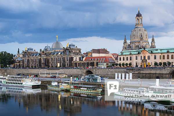 Deutschland  Sachsen  Dresden  Stadtbild bei Dämmerung mit Raddampfer an der Elbe
