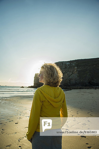 Frankreich  Bretagne  Camaret-sur-Mer  Teenagerin am Strand stehend