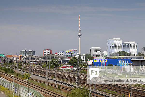 Deutschland  Berlin  Stadtansicht  Industriepark  Hochhäuser  Berliner Fernsehturm im Hintergrund