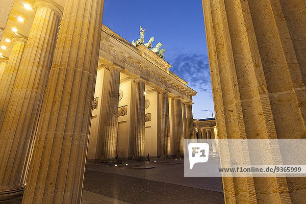 Deutschland  Berlin  Berlin-Mitte  Pariser Platz  Brandenburger Tor am Abend