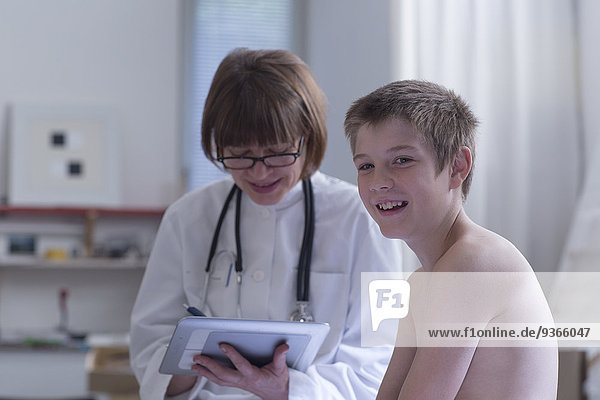 Lächelnder Junge in der Arztpraxis