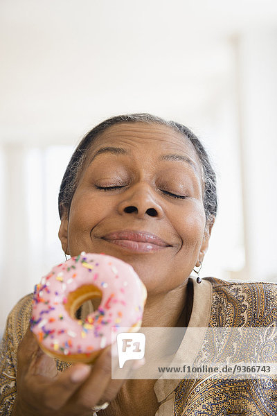 Frau mischen Donut essen essend isst Mixed