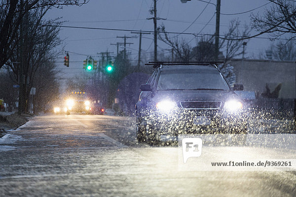 Städtisches Motiv Städtische Motive Straßenszene Straßenszene Auto Nacht fahren Straße Schnee