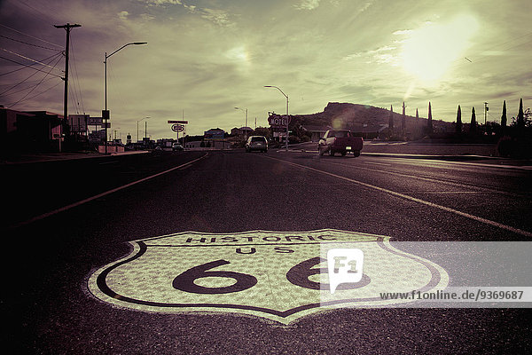Vereinigte Staaten von Amerika USA Fernverkehrsstraße Zeichen Geschichte Bürgersteig Arizona Richtung Signal