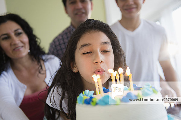 Hispanier Geburtstag Kuchen Kerze Kerzen ausblasen Mädchen
