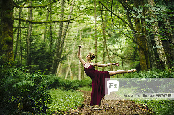 Europäer Frau tanzen Wald