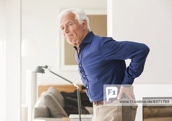 Älterer Mann mit Rückenschmerzen