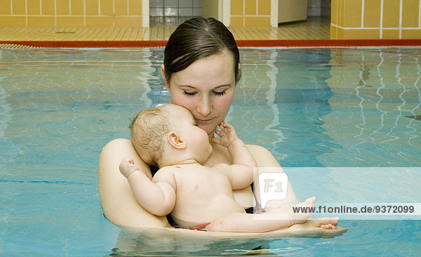 Mutter und Tochter beim Babyschwimmen