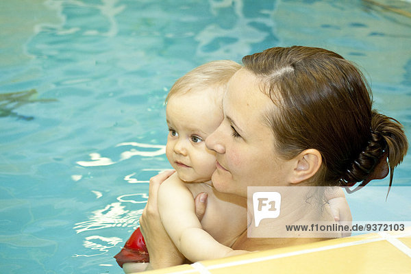 Mutter und Tochter beim Babyschwimmen