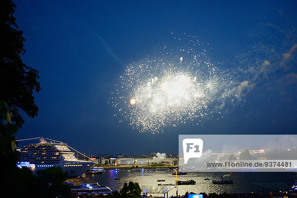 Feuerwerk anlässlich Blue Port Hamburg  Deutschland