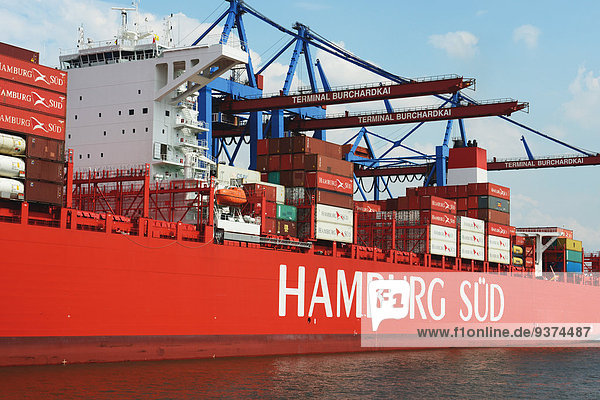 Containerfrachter im Containerhafen Hamburg  Deutschland