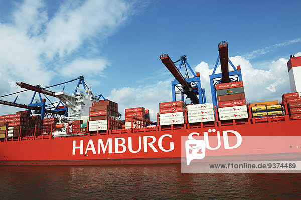Containerfrachter im Containerhafen Hamburg  Deutschland