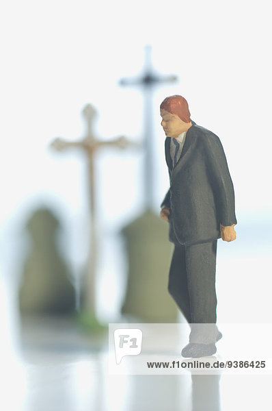 Kleine Figur auf einer Beerdigung