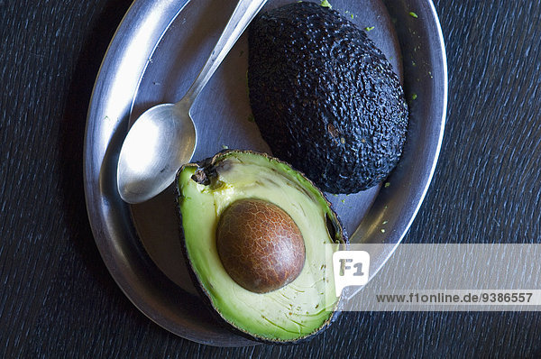 Avocado auf einem Silbertablett