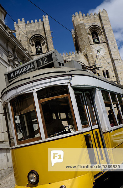 Lissabon Hauptstadt Kathedrale frontal Straßenbahn