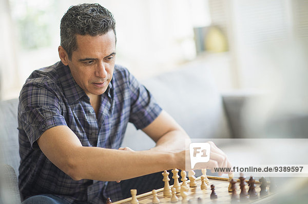 Mann reifer Erwachsene reife Erwachsene Schach spielen