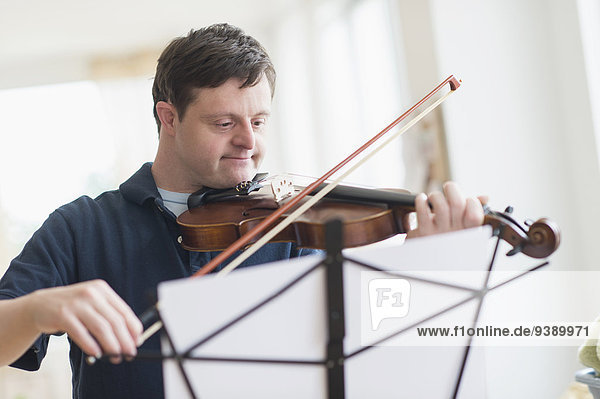 Mann spielen Geige