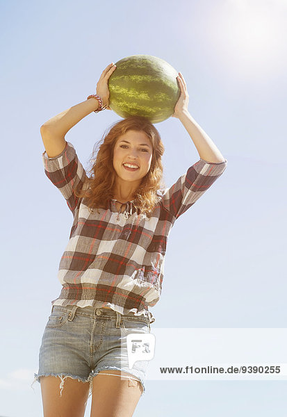 junge Frau junge Frauen tragen Wassermelone