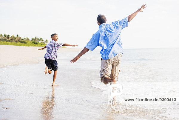 Strand Menschlicher Vater Sohn rennen 10-11 Jahre 10 bis 11 Jahre