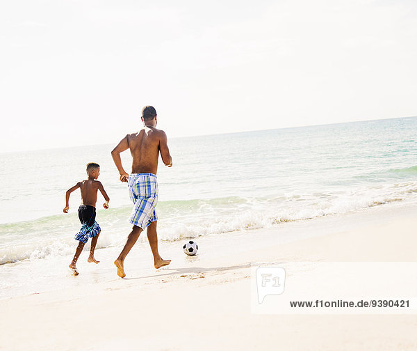 Strand Menschlicher Vater Sohn Fußball 10-11 Jahre 10 bis 11 Jahre spielen