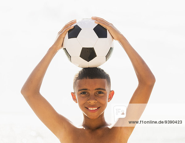 Junge - Person halten Fußball Ball Spielzeug 10-11 Jahre 10 bis 11 Jahre