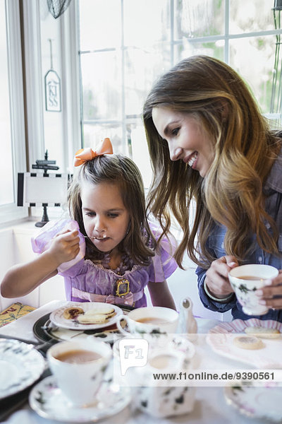 Zusammenhalt am Tisch essen Zimmer Tochter 5-6 Jahre 5 bis 6 Jahre essen essend isst Mutter - Mensch