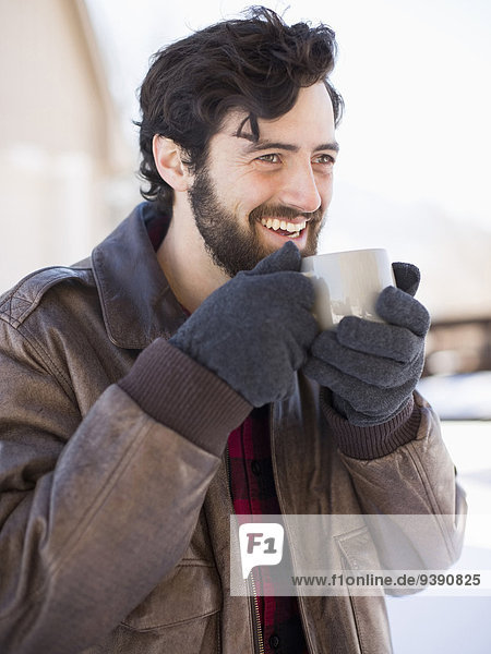 Außenaufnahme Portrait Winter Mann Becher halten Kaffee freie Natur