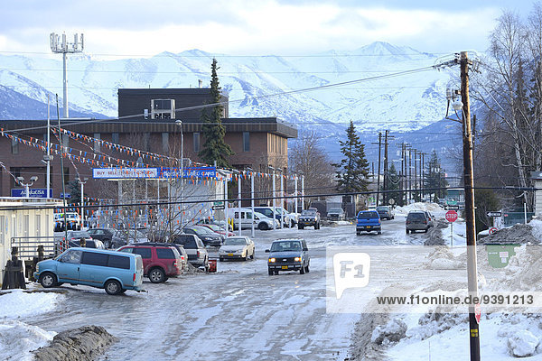 Vereinigte Staaten von Amerika USA Winter Amerika Industrie Straße Großstadt Alaska Anchorage Straßenverkehr