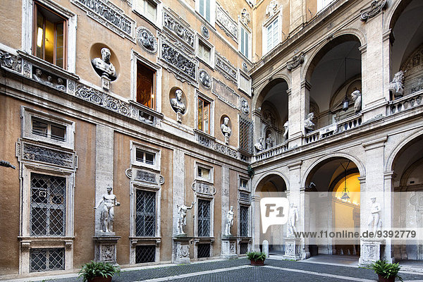 Rom Hauptstadt Europa Fassade Hausfassade Palast Schloß Schlösser Italien