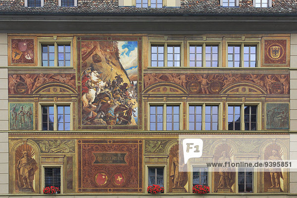 Detail Details Ausschnitt Ausschnitte bauen Tradition Wohnhaus Gebäude Kampf Geschichte Fassade Hausfassade streichen streicht streichend anstreichen anstreichend Schlacht Schweiz Zentralschweiz