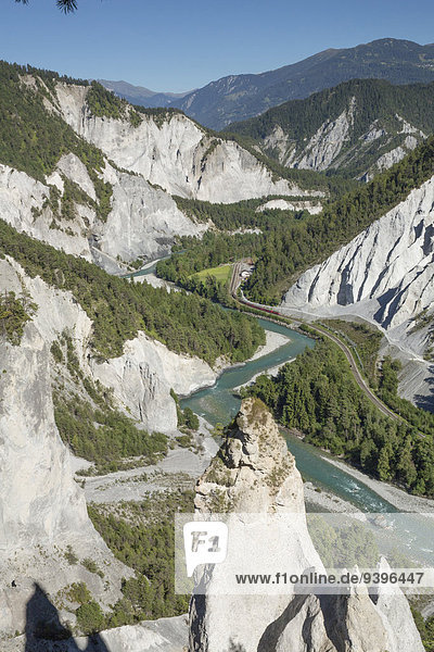 Wasser Europa fließen Fluss Zug Schlucht Kanton Graubünden Schweiz Gewässer