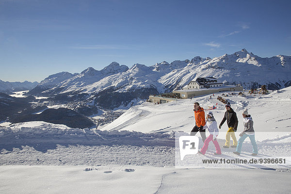 Frau Winter Mann gehen Weg wandern Ansicht Kanton Graubünden Wanderweg Schnee