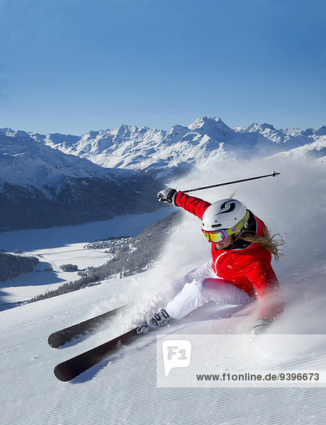 Frau Berg Winter schnitzen Skisport Skipiste Piste Ski Kanton Graubünden Wintersport