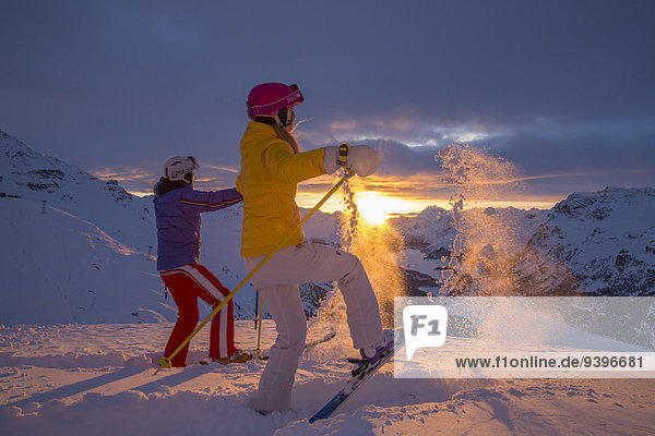 Frau Berg Winter Mann Skifahrer Sonnenuntergang Kanton Graubünden