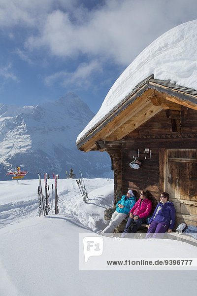 Hütte Frau Berg Winter Wohnhaus Weg schnitzen Skisport Ski Berner Alpen Wanderweg Mönch Wintersport
