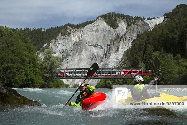 Wasser Frau Mann Sport Wassersport fließen Fluss Zug Schlucht Kanton Graubünden Gewässer
