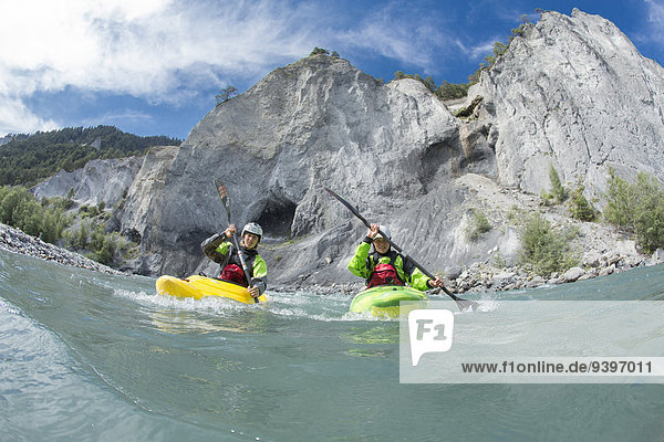 Wasser Frau Mann Sport Wassersport fließen Fluss Kanu Kajak Schlucht Kanton Graubünden Gewässer