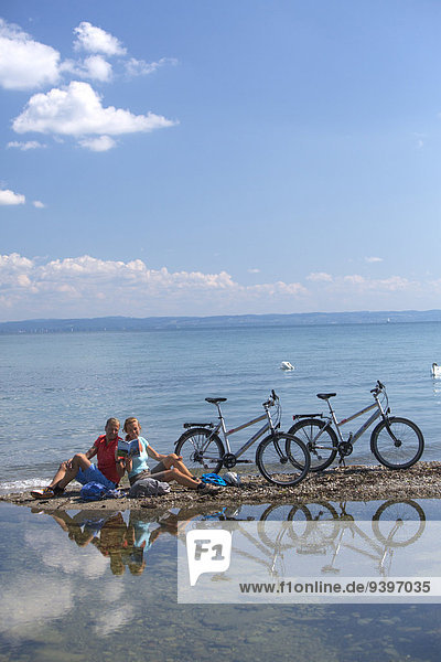 Lake Constance  biker  bicycle  bicycles  bike  riding a bicycle  bicycle land Switzerland  canton  TG  Thurgau  heart route  Flyer  eBike  electric bicycle  Switzerland  Europe  couple  man  woman  shore