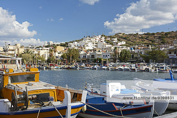 Ortsansicht mit Fischerhafen  Elounda  Kreta  Griechenland