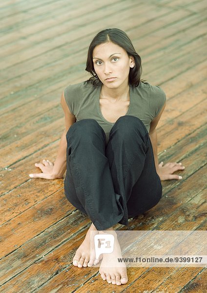 Frau auf dem Boden sitzend  Porträt